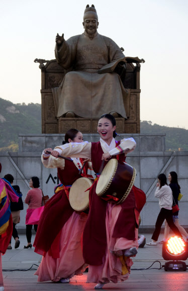 대왕님 앞 춤판