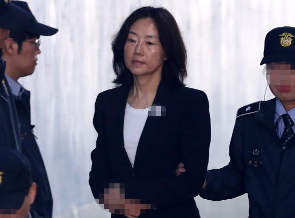 법정 향하는 조윤선