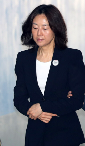 호송차 내리는 조윤선