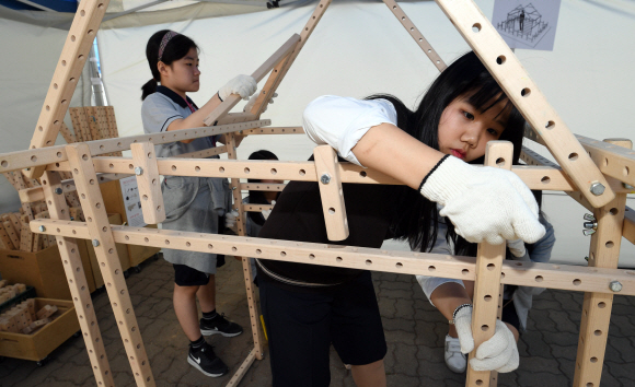 27일 서울 마포구 평화의광장에서 열린 직업체험의 날 행사에서 집짓기 체험부스를 찾은 학생들이  집을 만들고 있다. 박지환 기자 popocar@seoul.co.kr