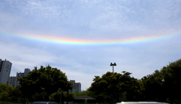 제주 하늘 수놓은 ‘무지갯빛 구름’