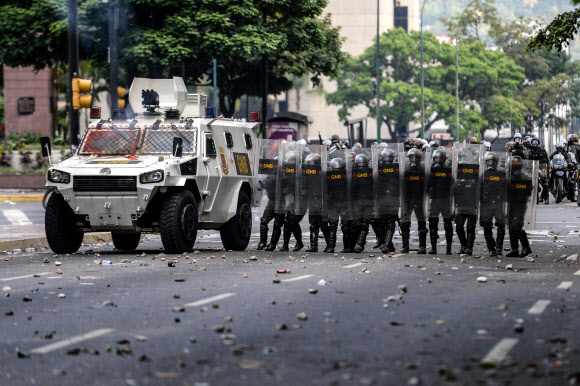 베네수엘라, 시위 진압에 군 본격 투입