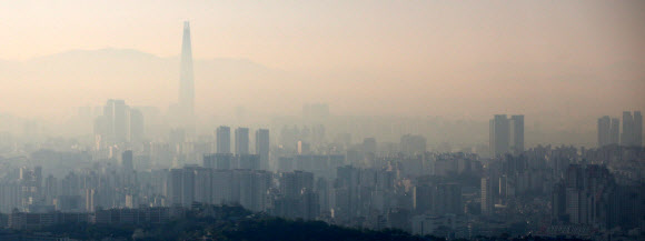 지난 21일 서울 종로구 북악산에서 바라본 서울 시내. 미세먼지가 잔뜩 끼어 있다. 기상청은 이날 전국 대부분 지역의 미세먼지 농도가 보통 수준을 보이다가 낮부터 황사의 영향으로 농도가 짙어질 것이라고 예보했다. 연합뉴스