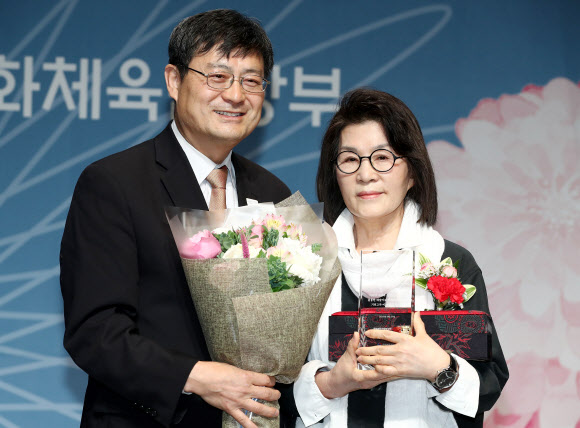 송수근(왼쪽) 문화체육관광부 장관 직무대행(제1차관)과 가수 김건모의 어머니 이선미씨. 연합뉴스