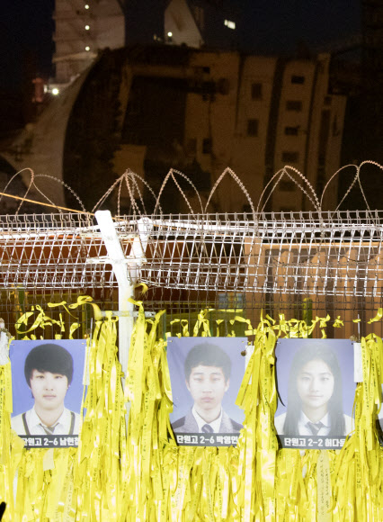 박영인군 사진 뒤로 보이는 세월호