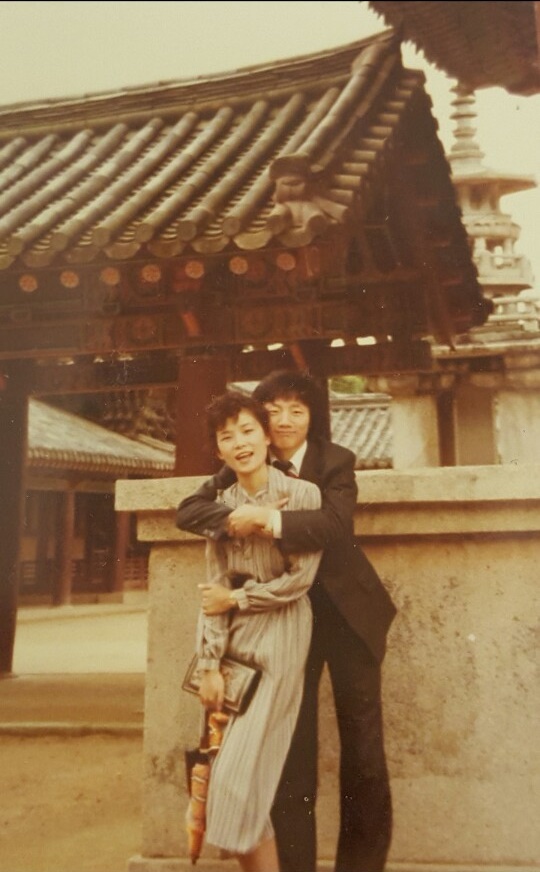 1981년 10월 유 후보와 오씨가 신혼여행으로 경주 불국사를 찾아 다정한 자세로 사진을 찍고 있는 모습.  오선혜씨 제공