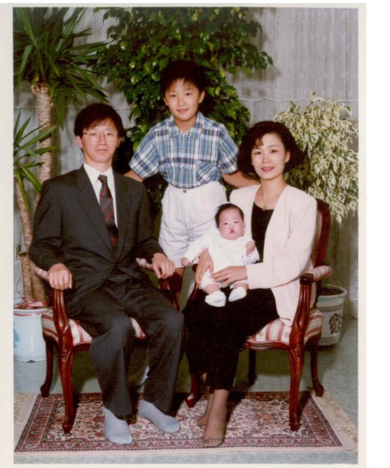 1994년 딸 담씨가 태어난 뒤 아들 훈동씨와 다 함께 찍은 유 후보의 가족사진.  유승민 후보실 제공