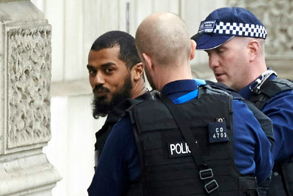영국 경찰, 런던 정부청사 거리서 테러 혐의로 남성 체포