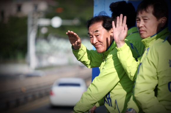 출근길 인사하는 이재오 늘푸른한국당 대선 후보