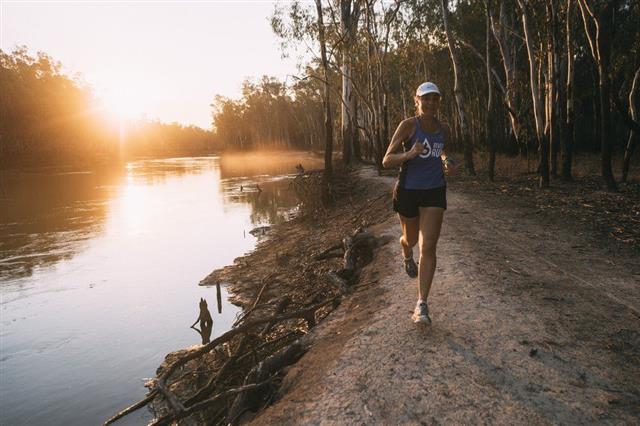 40일 동안 40개 마라톤 대회를 완주하는 호주의 환경운동가 겸 울트라마라톤 마니아인 미나 굴리가 호주 머리강 근처를 달리고 있다.  BBC 홈페이지 캡처