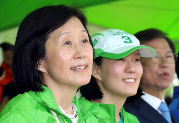 딸과 함께 선거운동하는 安부인 김미경 교수