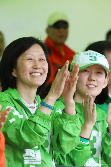 딸과 함께 박수치는 安부인 김미경 교수