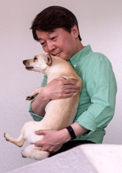 반려견 안은 안철수 후보