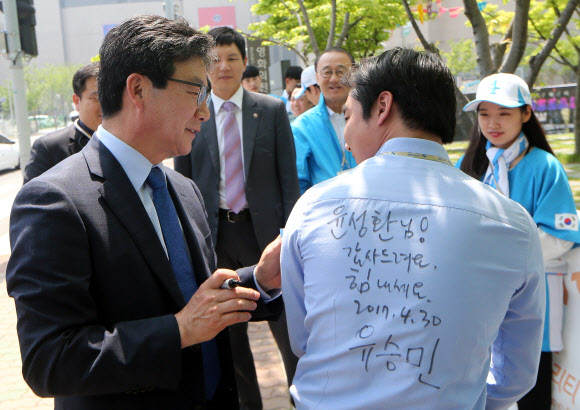 지지자의 옷에 사인 해주는 유승민