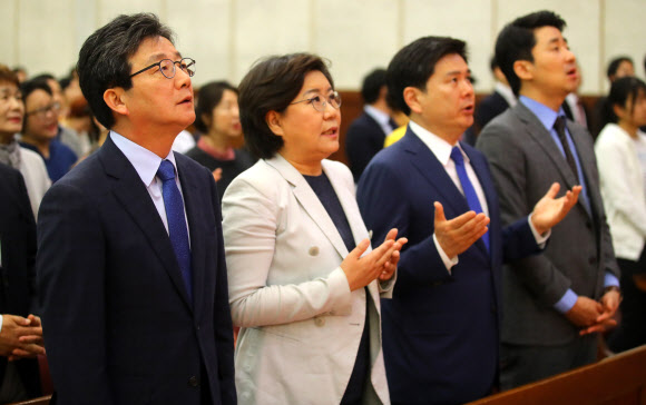 찬송가 부르는 유승민