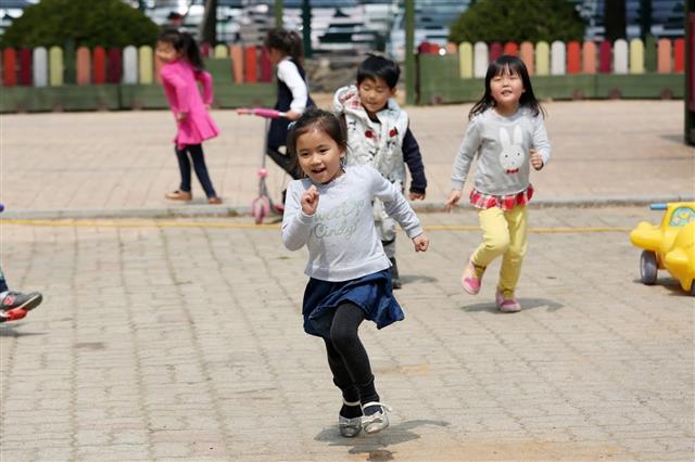 경기 시흥시 청사 안에 있는 어린이집 놀이터에서 어린이들이 뛰어놀고 있다. 시흥시 제공