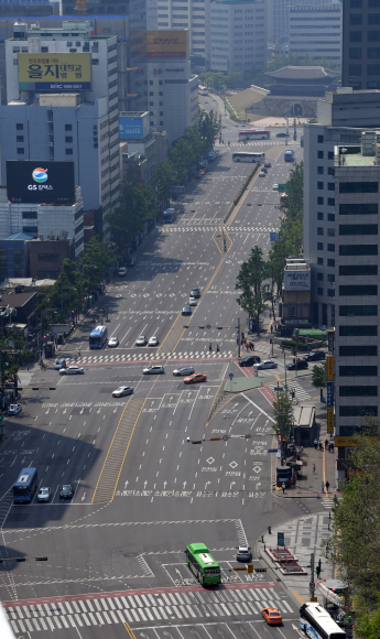4월 29일부터 5월 9일까지 최장 11일의 황금연휴가 시작된 가운데 30일 서울 중구 태평로 일대가 차량이 거의 없는 한산한 모습을 보이고 있다. 손형준 기자 boltagoo@seoul.co.kr