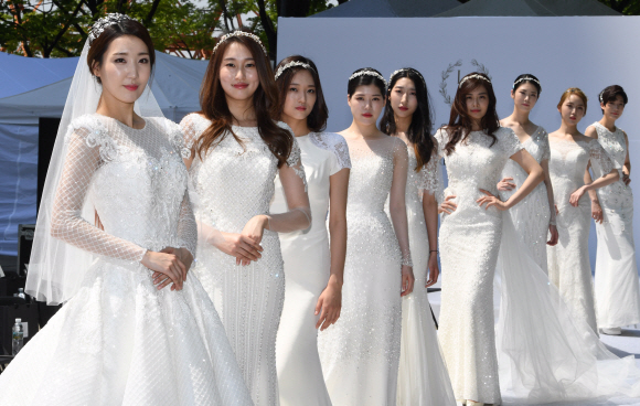 1일 오전 서울 용산구 남산 N서울타워 광장에서 열린 ’서울 365-N서울타워 웨딩패션쇼’에서 모델들이 다양한 웨딩드레스를 선보이고 있다.  도준석 기자 pado@seoul.co.kr