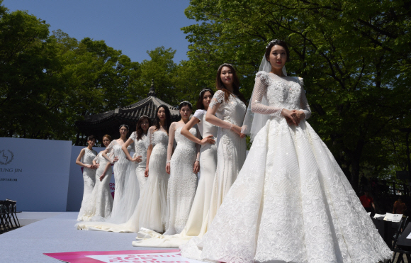 1일 오전 서울 용산구 남산 N서울타워 광장에서 열린 ’서울 365-N서울타워 웨딩패션쇼’에서 모델들이 다양한 웨딩드레스를 선보이고 있다.  도준석 기자 pado@seoul.co.kr