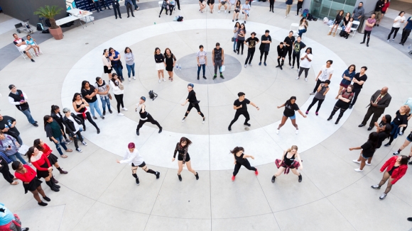 지난 28일 오후 6시(현지시간) 미국 오렌지 카운티 부에나팍 더 소스 OC(The Source OC)에서 열린 ‘K팝 커버댄스 페스티벌 인 로스앤젤레스’.에 참가한 팀들이 공연 전 라라랜드의 인트로를 방불케하는 댄싱타임을 선보이고 있다.