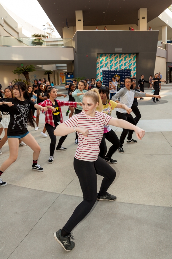 지난 28일 오후 6시(현지시간) 서울신문사와 LA한국문화원 주최로 미국 오렌지 카운티 부에나팍 더 소스 OC(The Source OC)에서 열린 ‘K팝 커버댄스 페스티벌 인 로스앤젤레스’.에서 참가자와 관객들이 공연 전 K-POP 댄스 체험 프로그램에 맞춰 일사분란 하게 춤을 추고 있다.