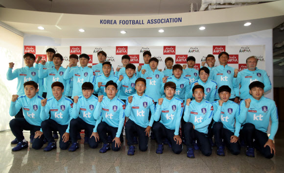 1일 경기도 파주 NFC에서 열린 20세 이하(U-20) 축구대표팀 미디어데이에서 신태용 감독과 선수들이 포즈를 취하고 있다.  연합뉴스