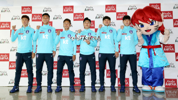 1일 경기도 파주 NFC에서 열린 20세 이하(U-20) 축구대표팀 미디어데이에서 백승호(왼쪽에서 두번째), 이승우(왼쪽에서 세번째) 등 선수들이 포즈를 취하고 있다.  연합뉴스