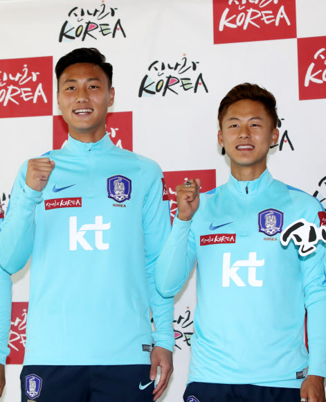 1일 경기도 파주 NFC에서 열린 20세 이하(U-20) 축구대표팀 미디어데이에서 백승호(왼쪽), 이승우가 포즈를 취하고 있다. 연합뉴스