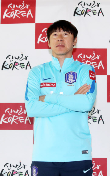 1일 경기도 파주 NFC에서 열린 20세 이하(U-20) 축구대표팀 미디어데이에서 신태용 감독이 포즈를 취하고 있다.  연합뉴스