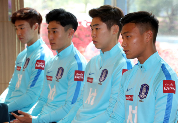 1일 경기도 파주 NFC에서 열린 20세 이하(U-20) 축구대표팀 미디어데이에서 백승호가 인터뷰하고 있다.  연합뉴스