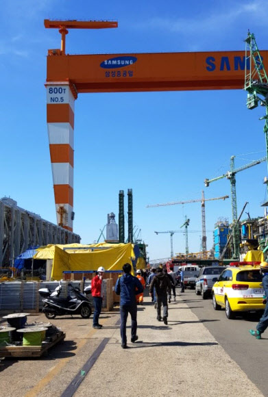 거제 삼성중공업 크레인 전도사고…5명 사망 추정