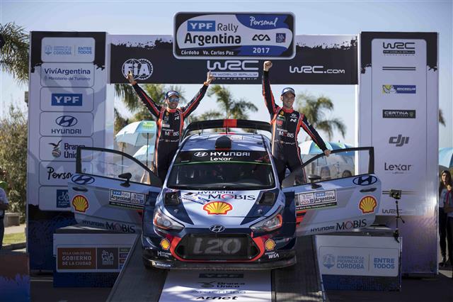 현대자동차 월드랠리팀의 티에리 누빌(오른쪽) 선수가 지난달 30일 아르헨티나에서 열린 ‘2017 월드랠리챔피언십’(WRC) 5차 대회에서 우승을 확정 지은 뒤 동료 니콜라스 질술 선수와 함께 양손을 활짝 들어 환호하고 있다. 현대차 제공