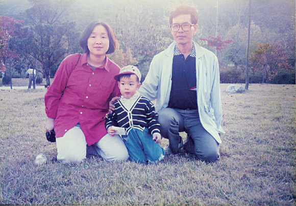 1997년 가을 경기 광주시의 한 야영장에서 아들 우균(가운데)씨와 함께 있는 모습. 심상정 정의당 대선 후보 캠프 제공