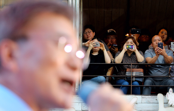 문재인 지켜보는 지지자들