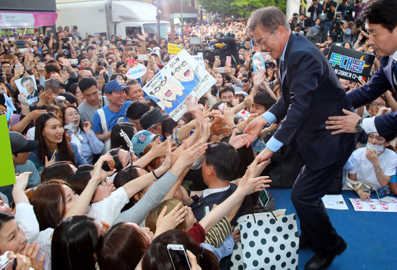시민들과 악수하는 문재인