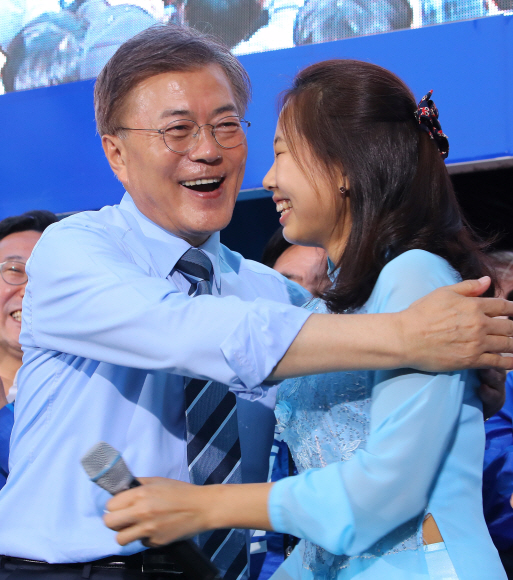 다문화 여성과 포옹하는 문재인