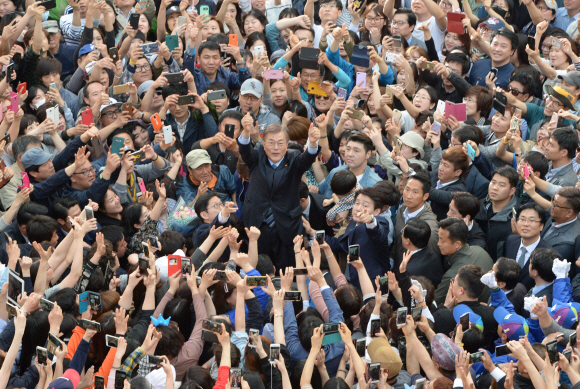 지지자들에 둘러쌓인 문재인