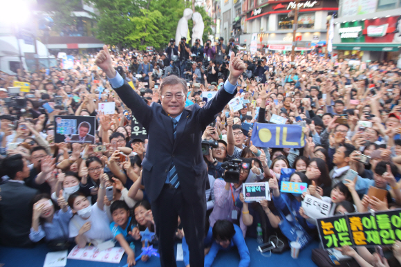 엄지 치켜세운 문재인