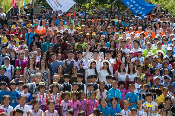 쌍둥이들이 1일(현지시간) 중국 윈난성 모장 하니족 자치현에서 열린 ‘쌍둥이 페스티벌’에 참여하고 있다. 신화 연합뉴스