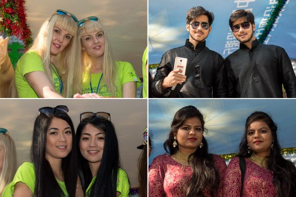 쌍둥이들이 1일(현지시간) 중국 윈난성 모장 하니족 자치현에서 열린 ‘쌍둥이 페스티벌’에 참여하고 있다. 신화 연합뉴스