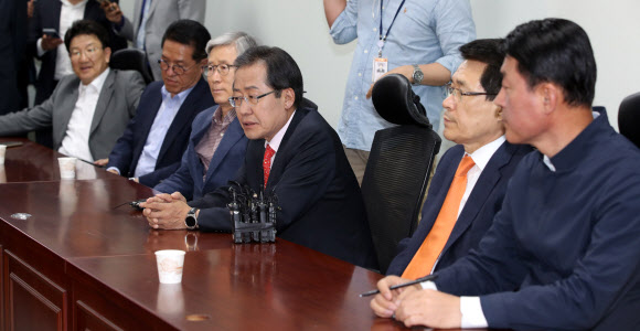 바른정당 의원들 홍준표와 긴급 회동