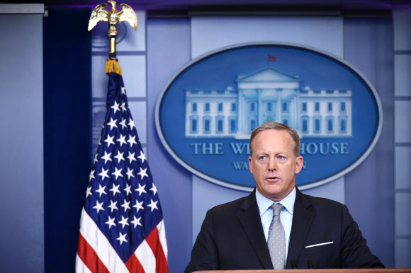 숀 스파이서 미국 백악관 대변인(사진)은 1일(현지시간) 백악관에서 열린 정례 브리핑에서 김정은 북한 노동당 위원장과 만나는 게 적절하다면 ‘영광스럽게’ 만나겠다는 도널드 트럼프 대통령의 발언에 대해 “김정은은 여전히 국가 원수이다. 여기엔 외교적인 부분이 있다”고 해명했다.