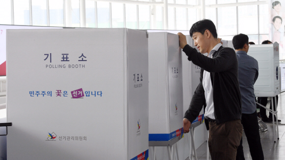 2일 서울역에서 선관위 직원들이 제 19대 대통령선거 사전투표소를 설치하고 있다.  정연호 기자 tpgod@seoul.co.kr