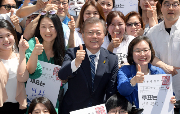 3일 문재인 더불어민주당 대선 후보가 서울 여의도 당사에서 5월 4,5일 사전선거 투표를 독려하는 행사에서 지지자들과 엄지척을 하고 있다. 이종원 선임기자 jongwon@seoul.co.kr