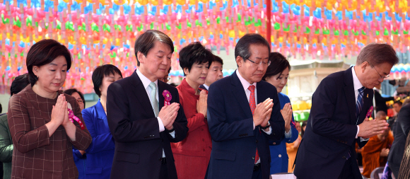 3일 서울 조계사에서 열린 석가탄신일 기념행사에 참석한 각당 대선후보들이 합장을 하고 있다. 박지환기자 popocar@seoul.co.kr