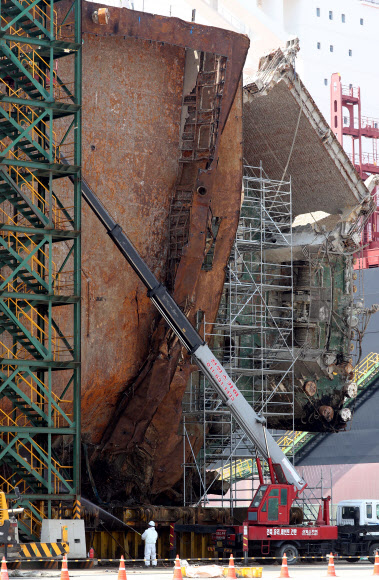 세월호 선미 상판 해체 중