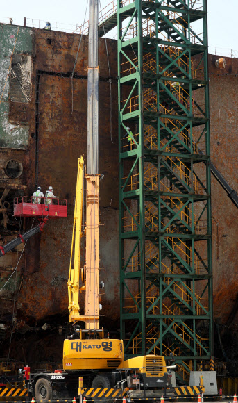 세월호는 상판 해체 중