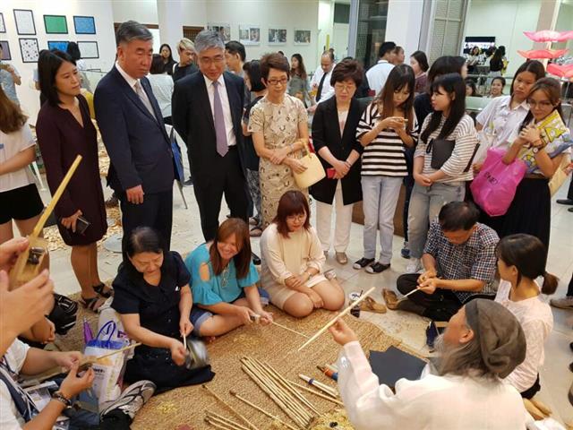 지난달 25일 태국 방콕에서 개막된 청주시의 젓가락 특별전에서 외국인들이 젓가락을 써 보고 있다.