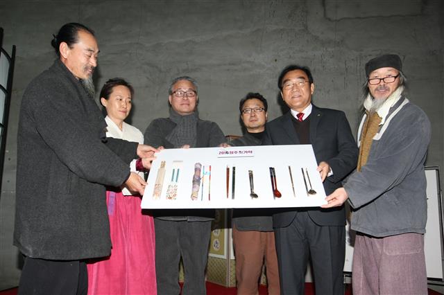 이승훈(오른쪽 두 번째) 청주시장이 2016 젓가락 페스티벌 폐막식에서 청주 젓가락문화상품을 전달받고 있다.<br>청주시 제공