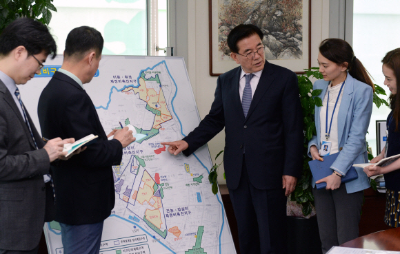 유덕열 동대문구청장이 지난달 구 직원들에게 동대문구의 지역 현대화 사업에 대해 설명하고 있다.<br>강성남 선임기자 snk@seoul.co.kr